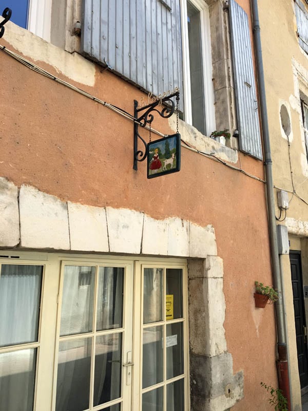 Rue chevrerie et sa rue historique de montélimar avec ses commerces