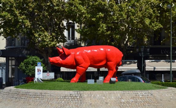 Le cochon rouge de SweetLove artiste contemporain sur le giratoire d'Aygu à Montélimar